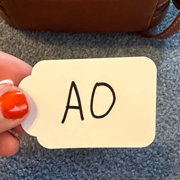 Elegant Tan Leather Crossbody Bag - Picture 4 of 4